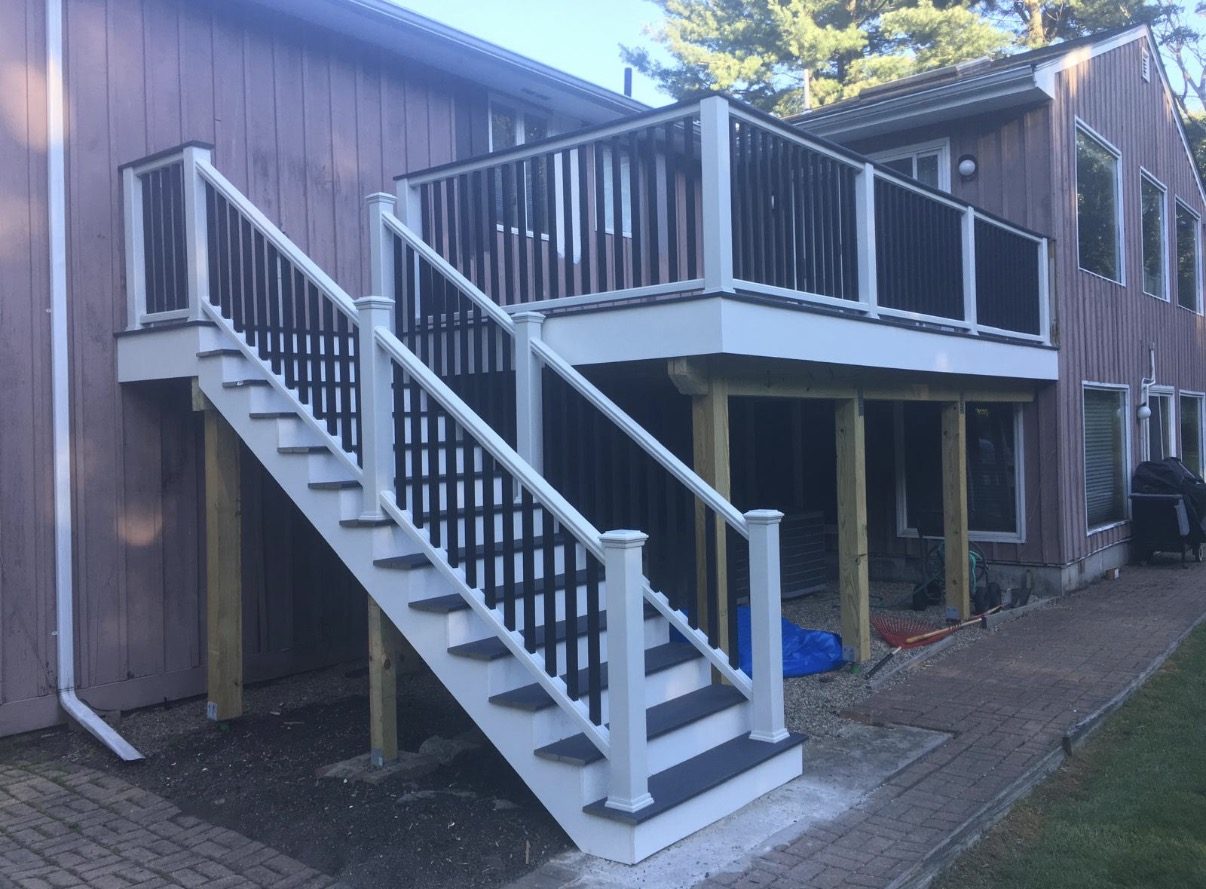 Escada de deck com guarda-corpo preto e branco finalizada